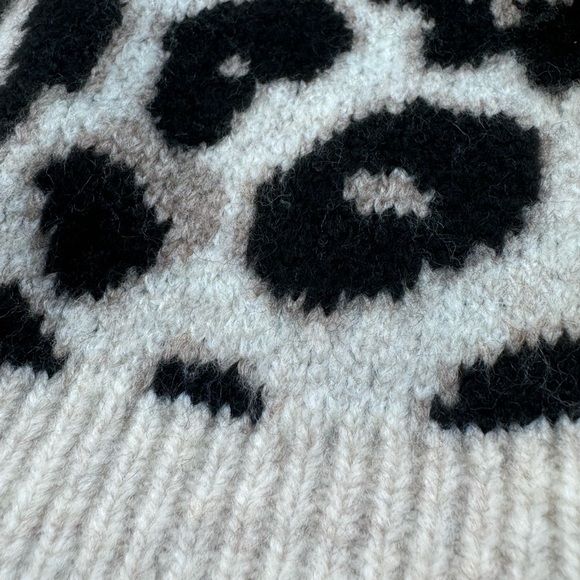 Vince Camuto Leopard Cheetah Print Soft Cozy Sweater. Vneck oversized XS - Picture 6 of 7